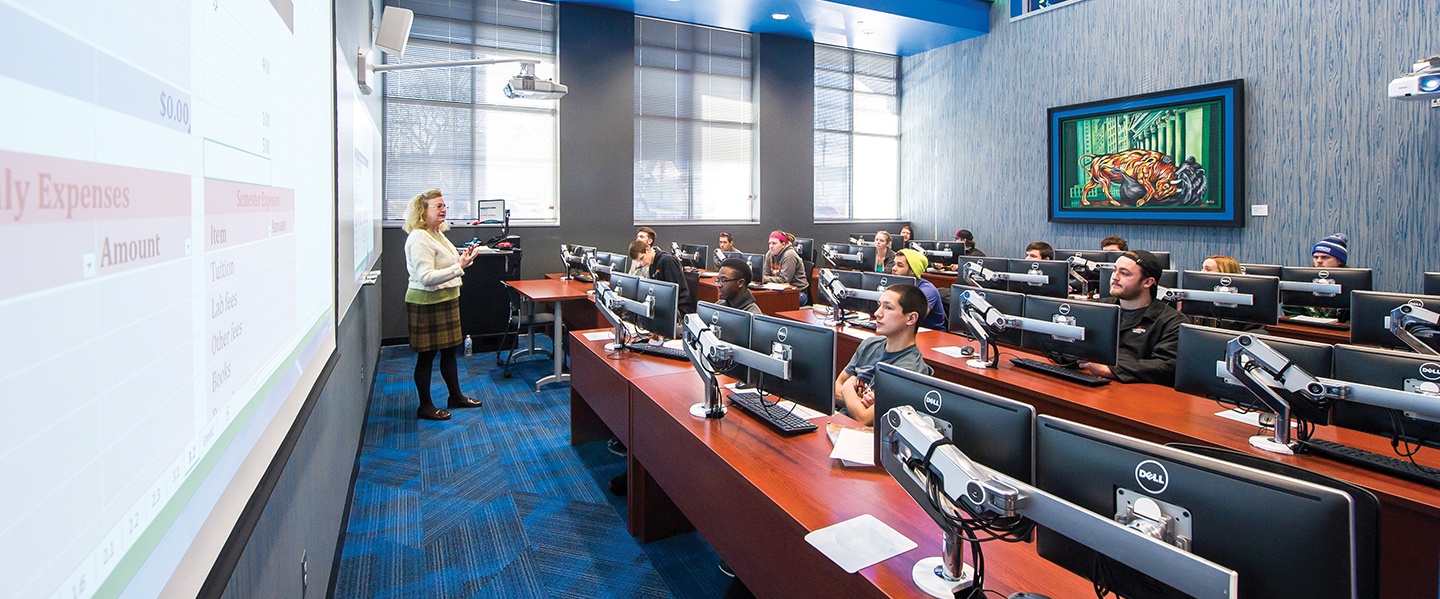 Assistant Professor Gail Amstutz instructing a class on Accounting